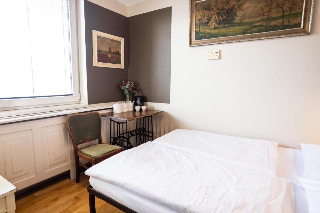 Postel nebo postele na pokoji v ubytování Sir Toby's Hostel
