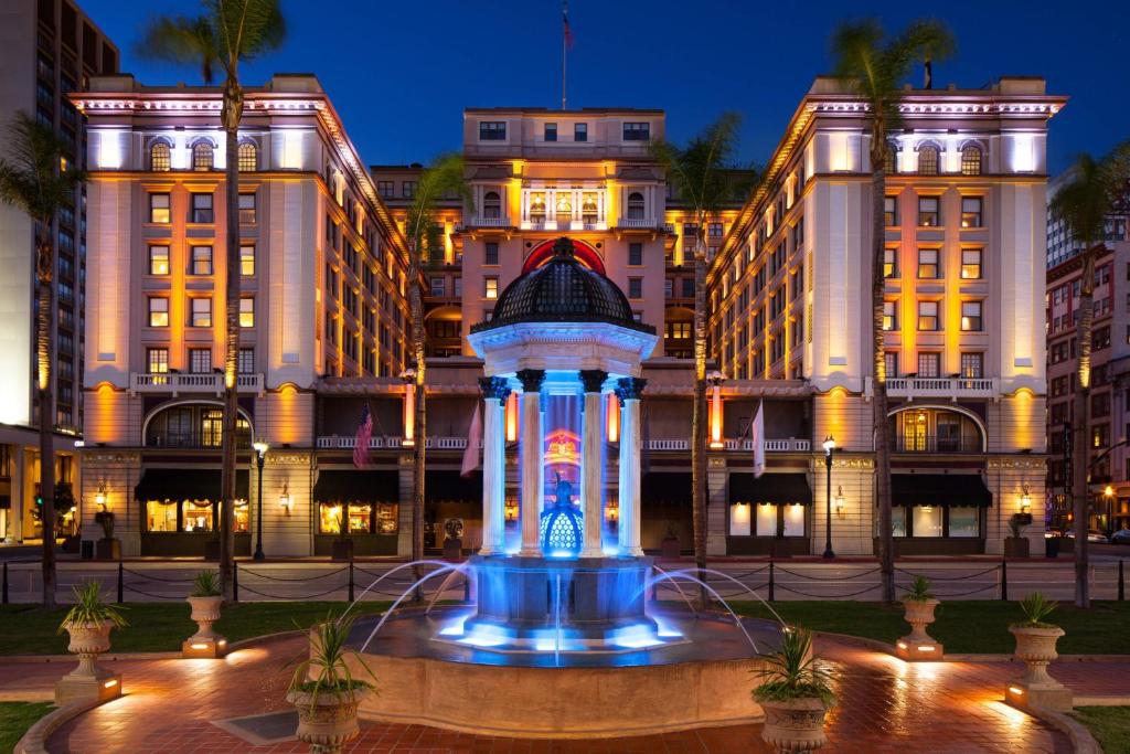 una fuente frente a un edificio por la noche en The US Grant, a Luxury Collection Hotel, San Diego en San Diego