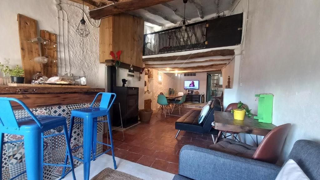 sala de estar con sillas azules y mesa en CasaJulis Chelva, en Chelva