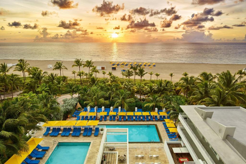 - Vistas a la playa desde el complejo en Royal Palm South Beach Miami, a Tribute Portfolio Resort, en Miami Beach
