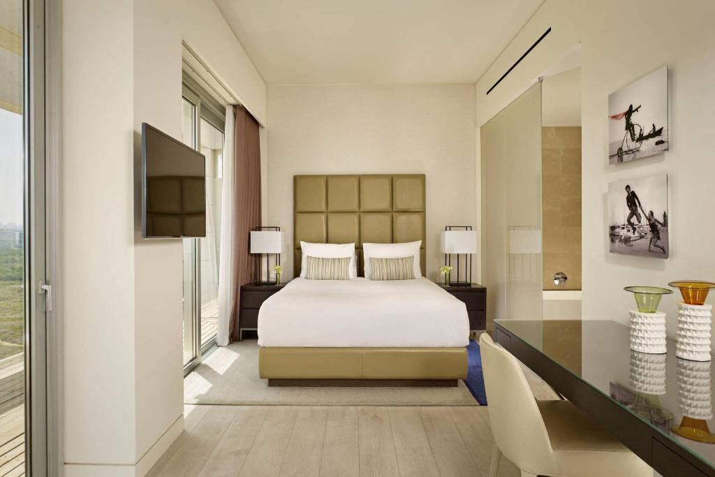 Postel nebo postele na pokoji v ubytování The Ritz-Carlton, Herzliya