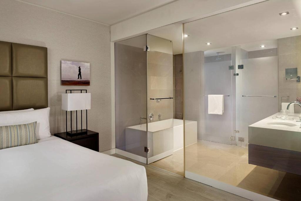 Postel nebo postele na pokoji v ubytování The Ritz-Carlton, Herzliya