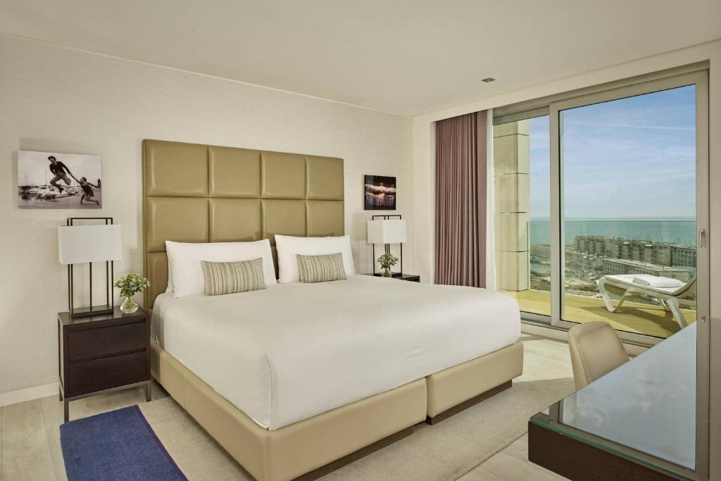 Postel nebo postele na pokoji v ubytování The Ritz-Carlton, Herzliya