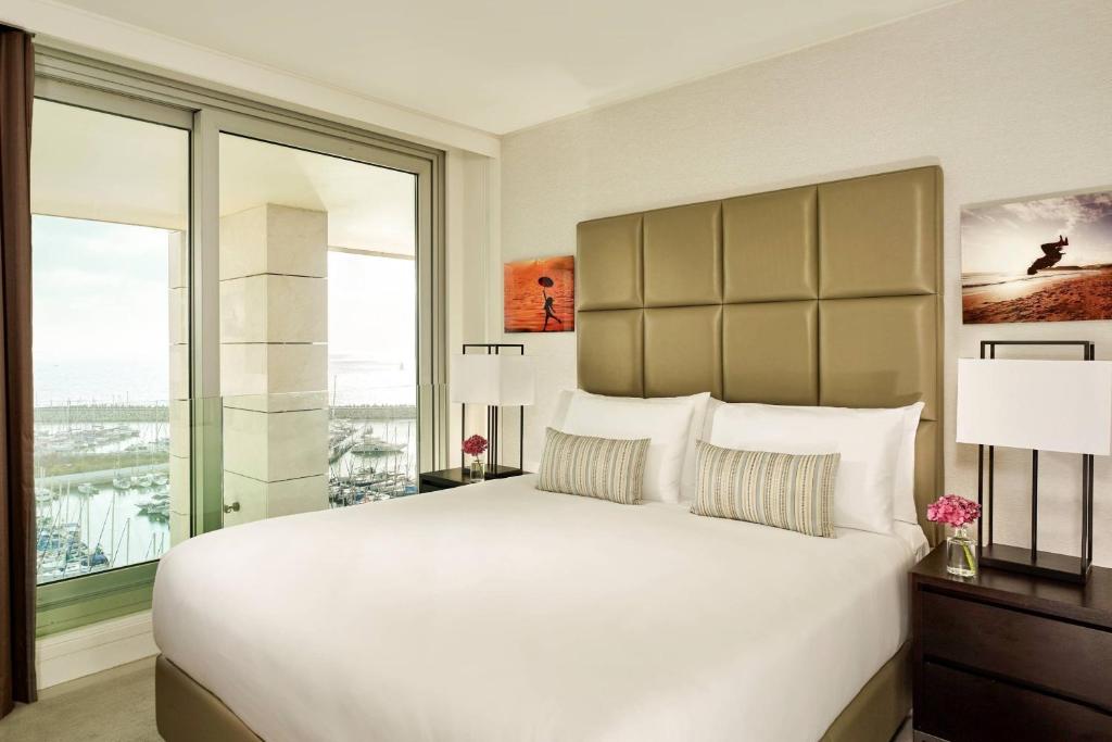 Postel nebo postele na pokoji v ubytování The Ritz-Carlton, Herzliya