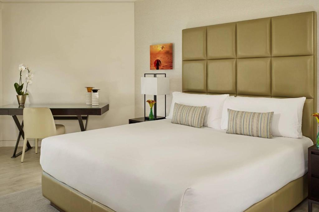 Postel nebo postele na pokoji v ubytování The Ritz-Carlton, Herzliya