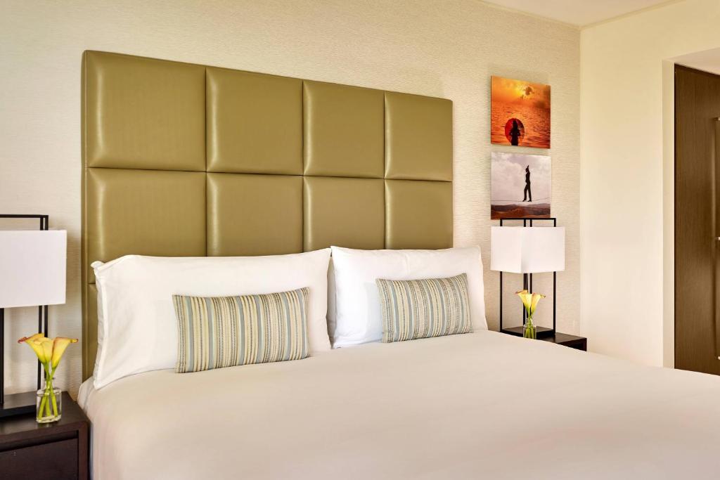 Postel nebo postele na pokoji v ubytování The Ritz-Carlton, Herzliya