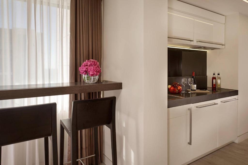 Kuchyň nebo kuchyňský kout v ubytování The Ritz-Carlton, Herzliya