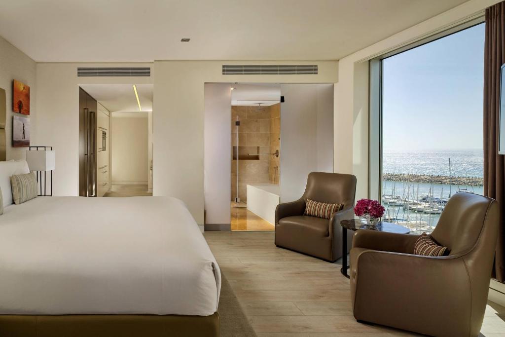 Postel nebo postele na pokoji v ubytování The Ritz-Carlton, Herzliya