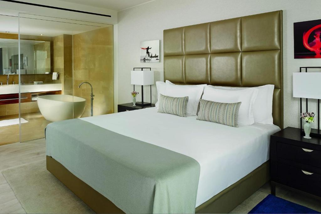 Postel nebo postele na pokoji v ubytování The Ritz-Carlton, Herzliya