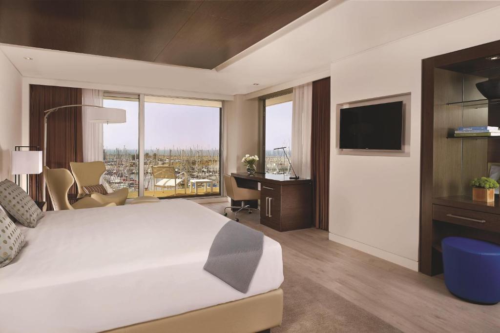 TV a/nebo společenská místnost v ubytování The Ritz-Carlton, Herzliya