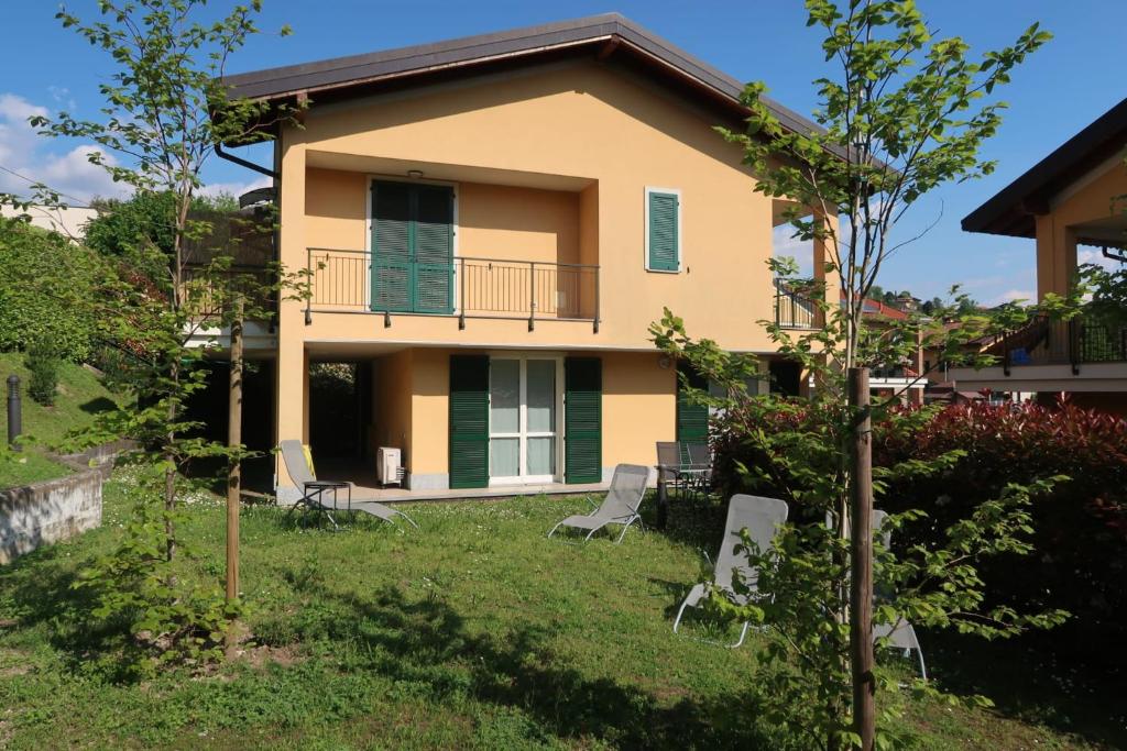 een huis met stoelen ervoor bij giardino e piscina apartment in Bellagio
