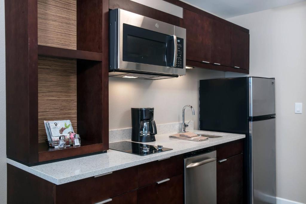 TownePlace Suites by Marriott Orlando Theme Parks Lake Buena Vista - Queen Studio With Adapted Tub - Mobility Accessible