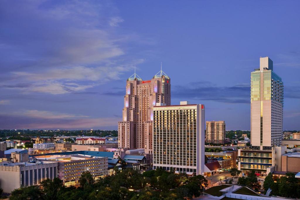 San Antonio Marriott Rivercenter on the River Walk في سان انطونيو: اطلالة على مدينة ذات مباني طويلة