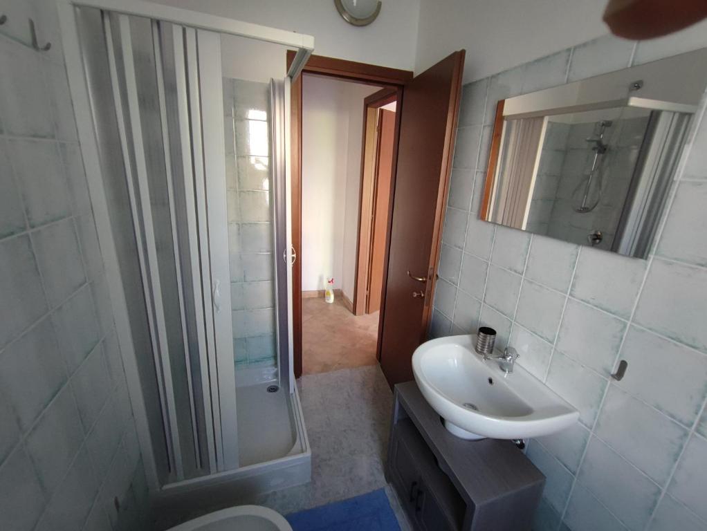 e bagno con servizi igienici, lavandino e doccia. di Yellow house 1 a Cuasso Al Monte