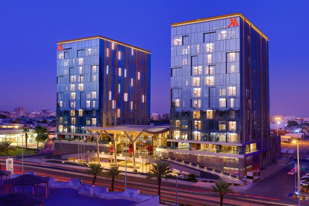 فندق جدة ماريوت طريق المدينة في جدة: مبنيان طويلان في مدينة في الليل