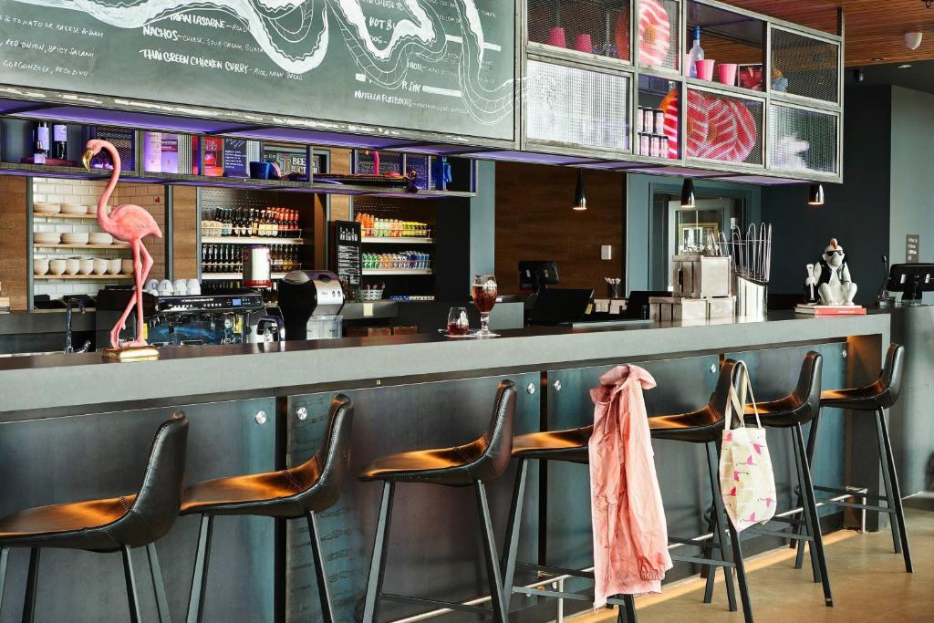 Lounge nebo bar v ubytování Moxy Edinburgh Airport