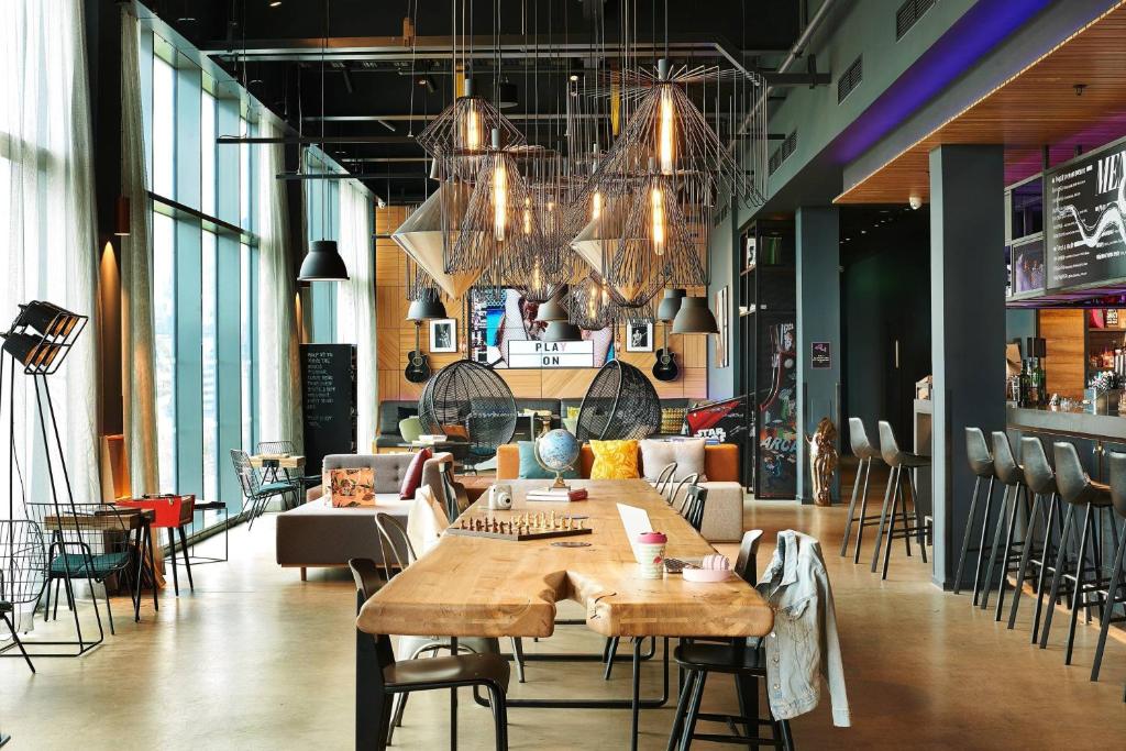 Restaurace v ubytování Moxy Edinburgh Airport