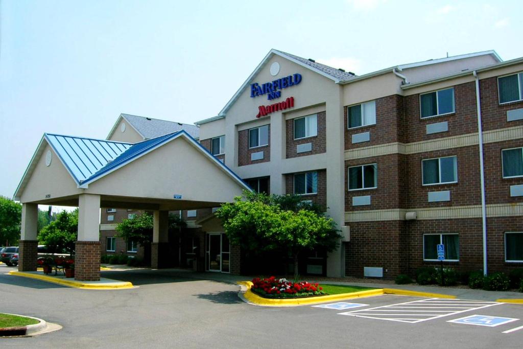 a front view of a hotel with a parking lot at Fairfield Inn & Suites Minneapolis Burnsville in Burnsville