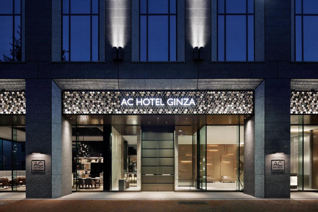 東京的住宿－AC Hotel by Marriott Tokyo Ginza，夜间在建筑物前的商店