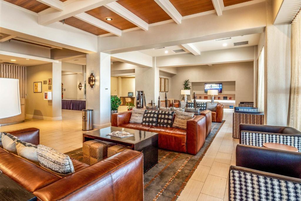 uma grande sala de estar com mobiliário de couro em Sheraton Albuquerque Airport Hotel em Albuquerque