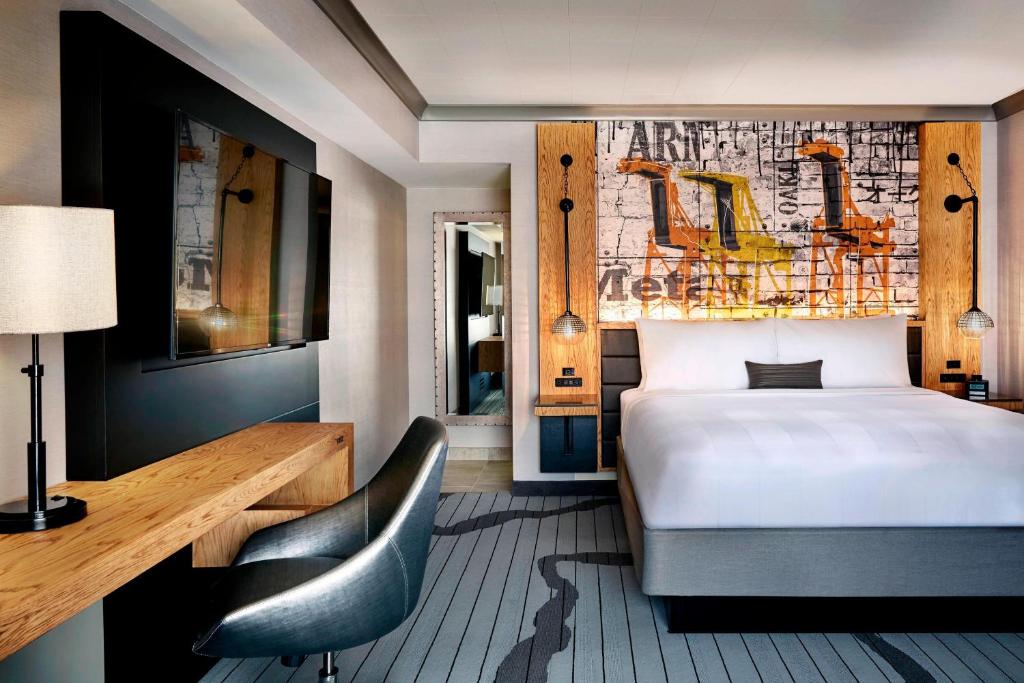 Oakland Marriott City Center - King Room - Hearing Accessible/Club Lounge Access