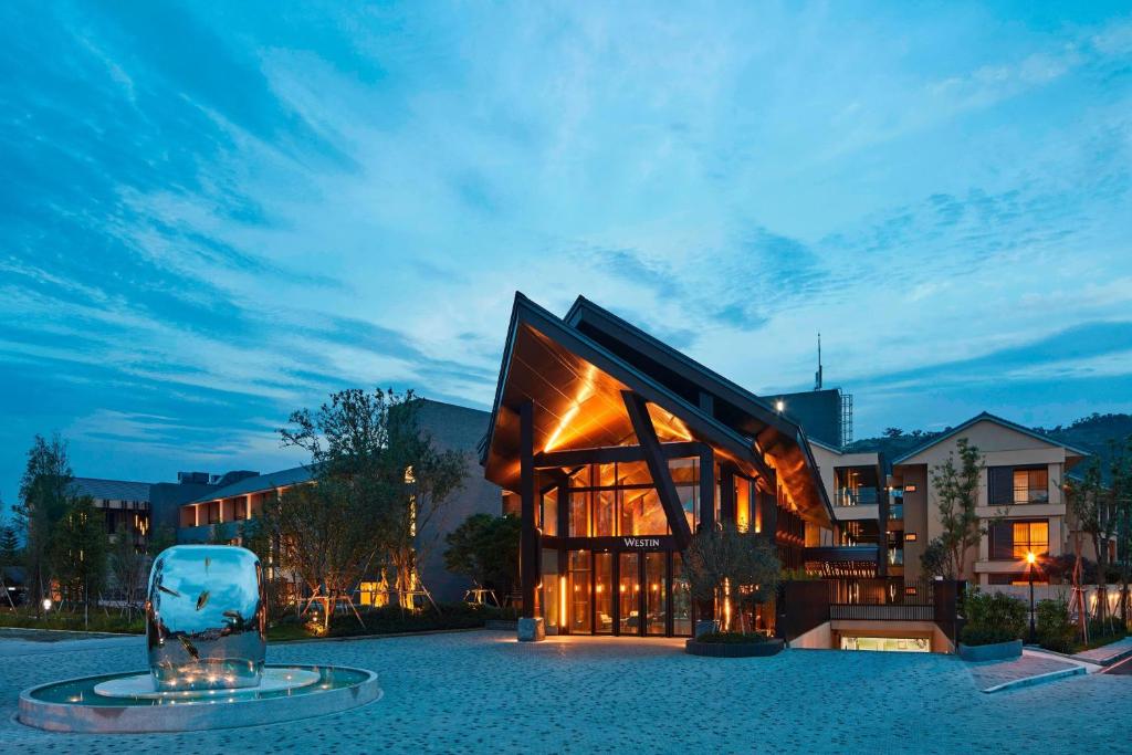 een gebouw met een glazen voorwerp ervoor bij The Westin Yilan Resort in Yuanshan