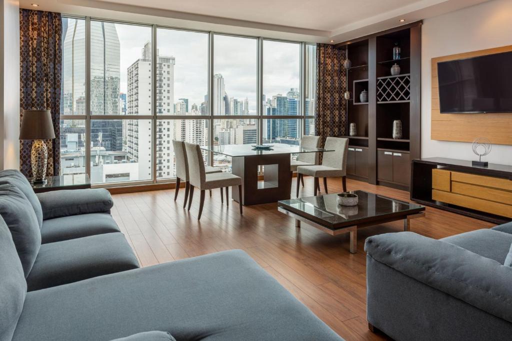 Posezení v ubytování Marriott Executive Apartments Panama City, Finisterre