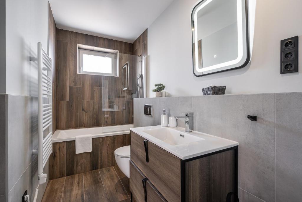 Koupelna v ubytování Radnoti Home