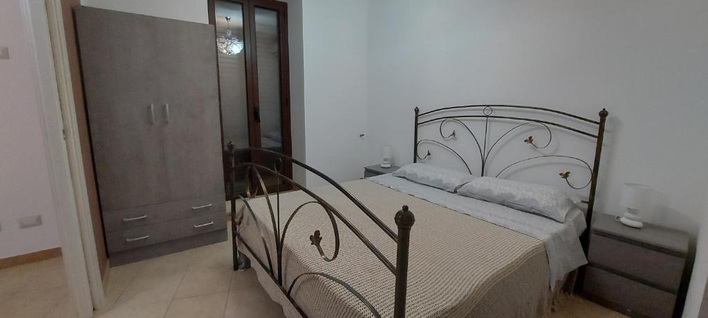 een slaapkamer met een bed en een dressoir en een dressoir bij LA CASA DI NONNA GIOVANNA in Fiumedinisi