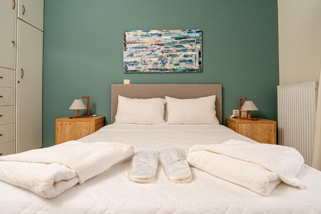 Un dormitorio con una cama con dos toallas encima. en Contemporary 2 bedroom apt 5 min walk from Kissamos center, en Kissamos