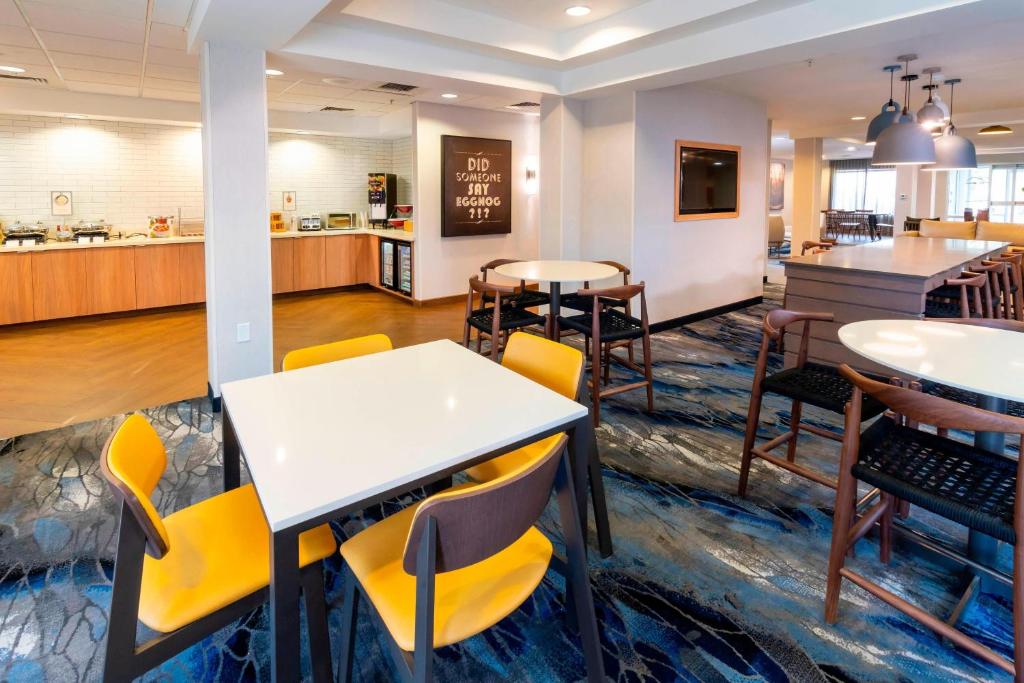 Kuchyň nebo kuchyňský kout v ubytování Fairfield Inn & Suites Bend Downtown
