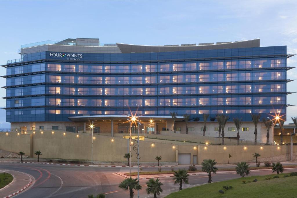 Four Points by Sheraton Oran في وهران: مبنى كبير أمامه أضواء