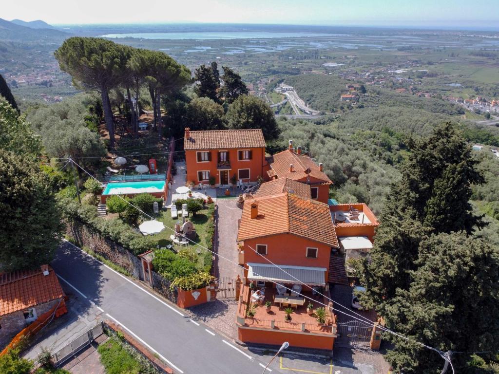 an aerial view of a house with a pool at Casale Belvedere "L'Ulivo" e "La Terrazza" in Massarosa