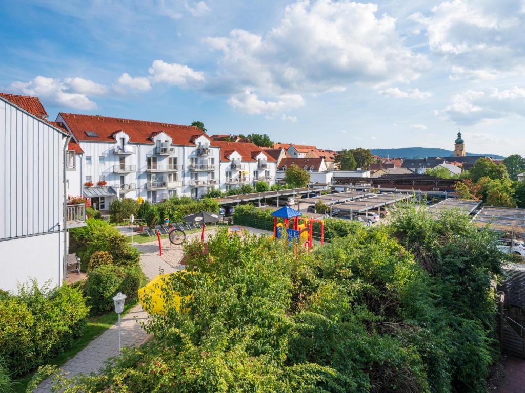 vistas a una ciudad con edificios y árboles en Sonnenhotel Bayerischer Hof inklusive Eintritt ins AquaFit Erlebnisbad en Waldmünchen
