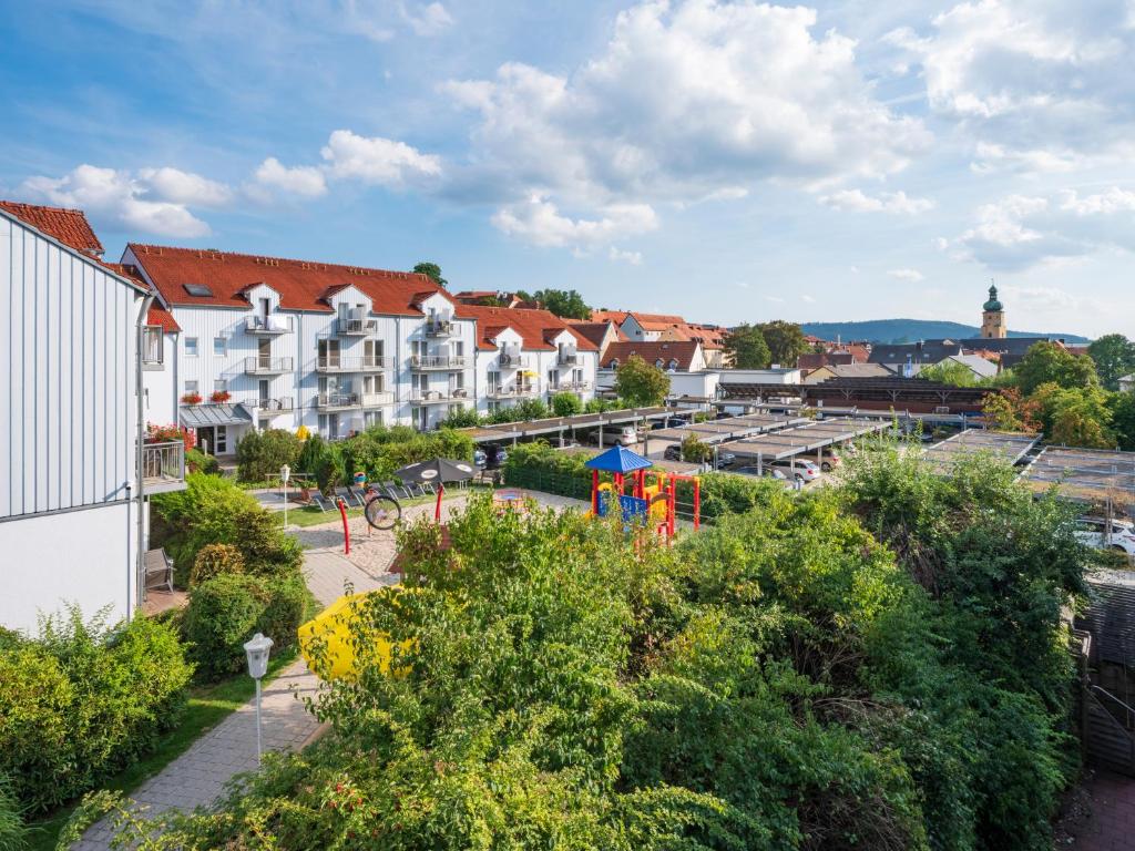 Blick auf eine Stadt mit Gebäuden und Bäumen in der Unterkunft Sonnenhotel Bayerischer Hof inklusive Eintritt ins AquaFit Erlebnisbad in Waldmünchen