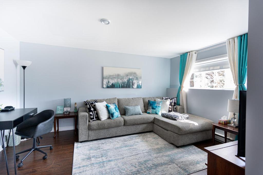 una sala de estar con un sofá y una mesa en Two Bedroom Apartment Near St John's Airport, en St. John's