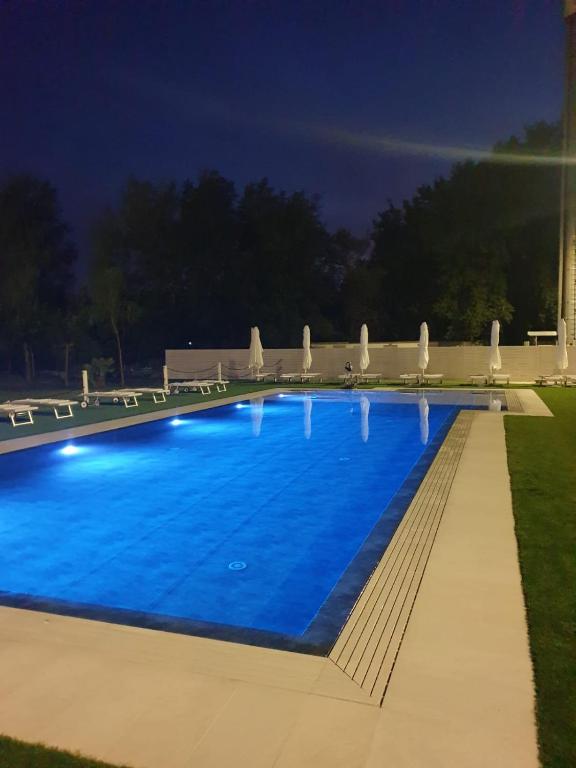 Bazén v ubytování Marina degli Estensi Floating Resort nebo v jeho okolí