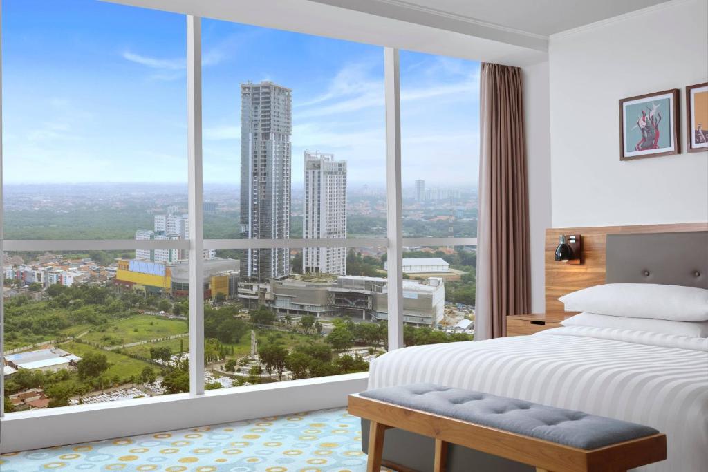 Postel nebo postele na pokoji v ubytování Fairfield by Marriott Surabaya