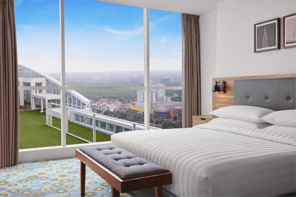 Postel nebo postele na pokoji v ubytování Fairfield by Marriott Surabaya