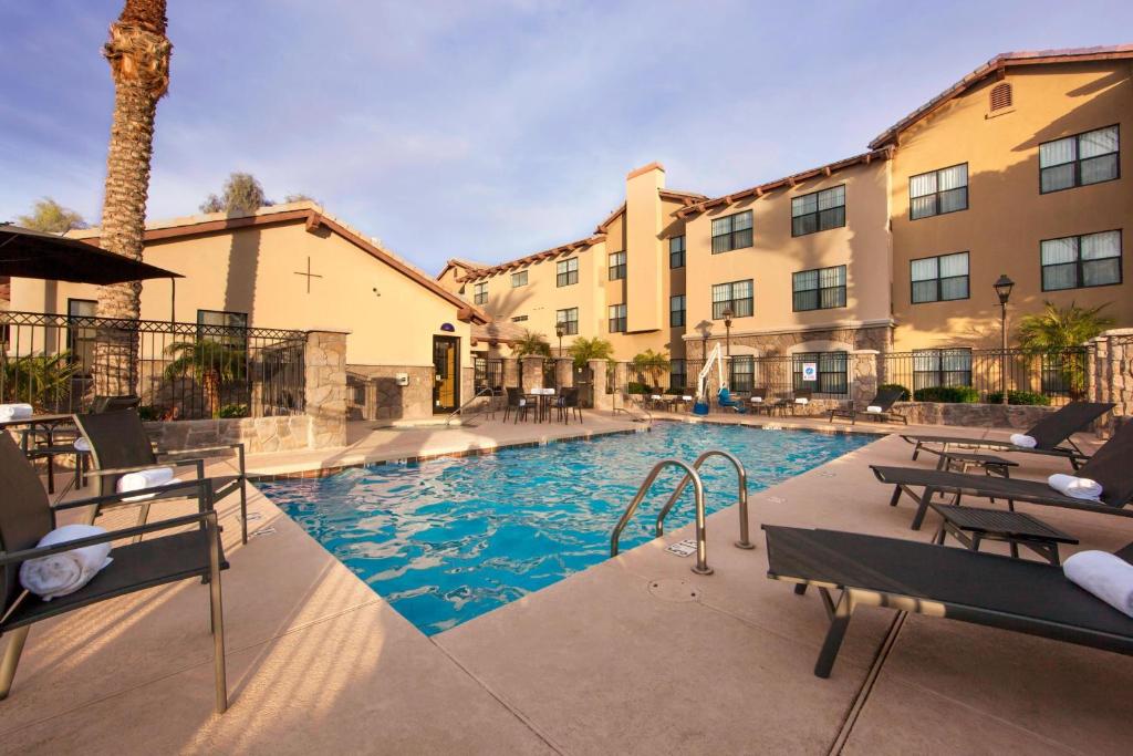 The swimming pool at or close to Residence Inn Phoenix Goodyear