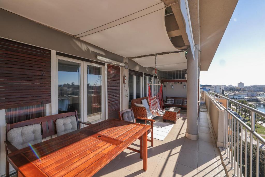 A balcony or terrace at Apartman Cruiser