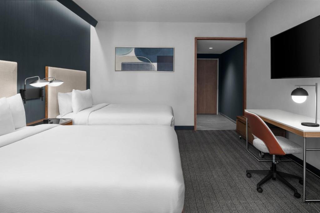 Postel nebo postele na pokoji v ubytování Courtyard by Marriott Calgary Downtown