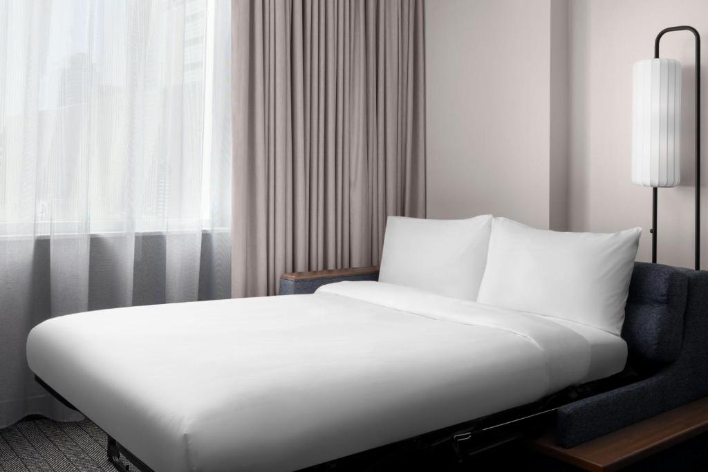 Postel nebo postele na pokoji v ubytování Courtyard by Marriott Calgary Downtown