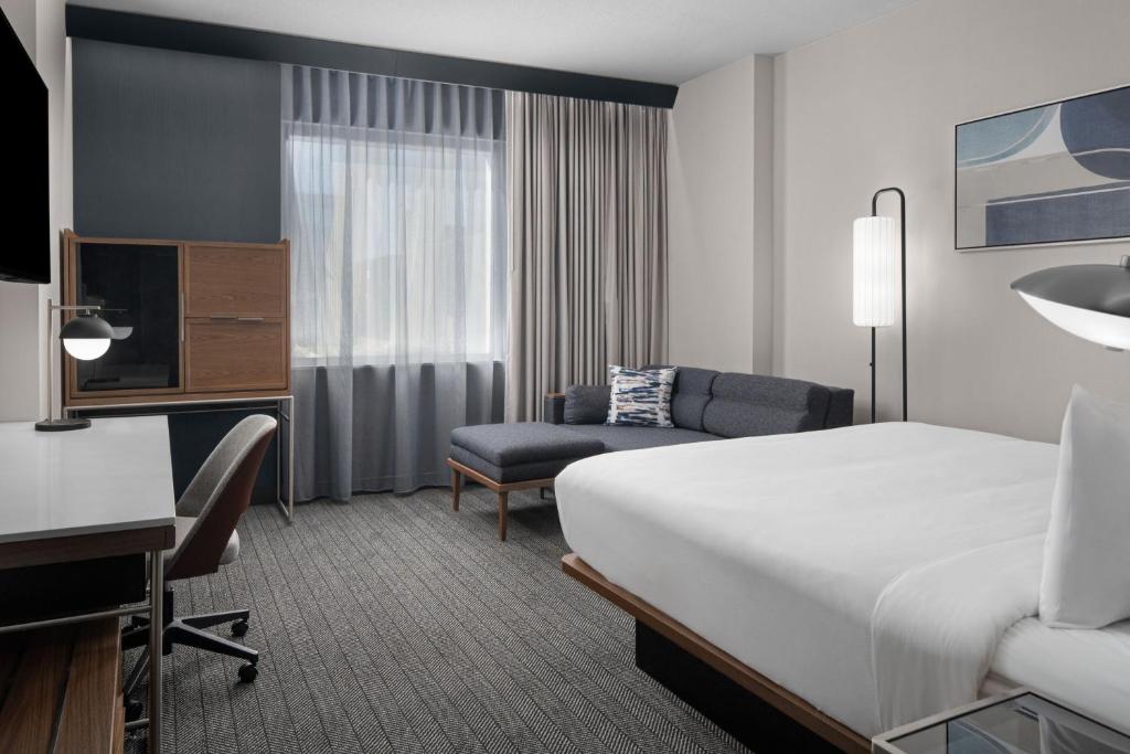 Postel nebo postele na pokoji v ubytování Courtyard by Marriott Calgary Downtown