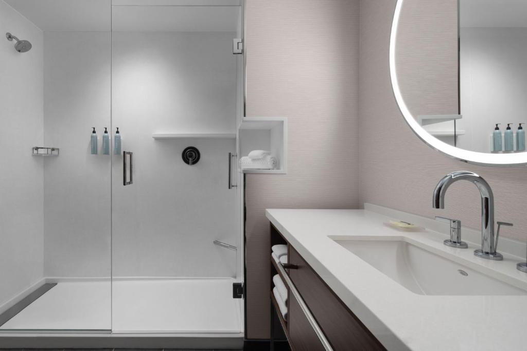 Courtyard by Marriott Calgary Downtown - Resim 3