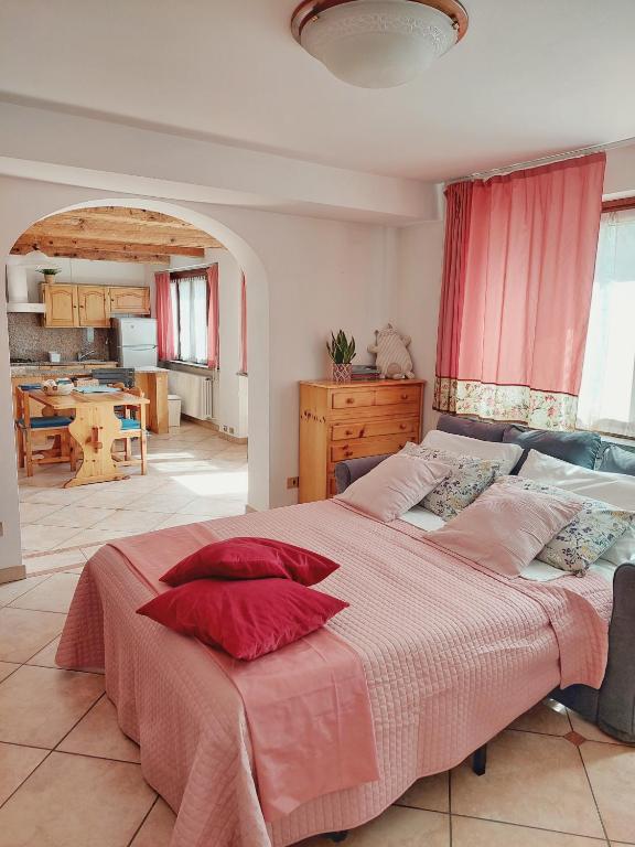 Postel nebo postele na pokoji v ubytování Casa Pepolina, zona tranquilla, piano terra con parcheggio