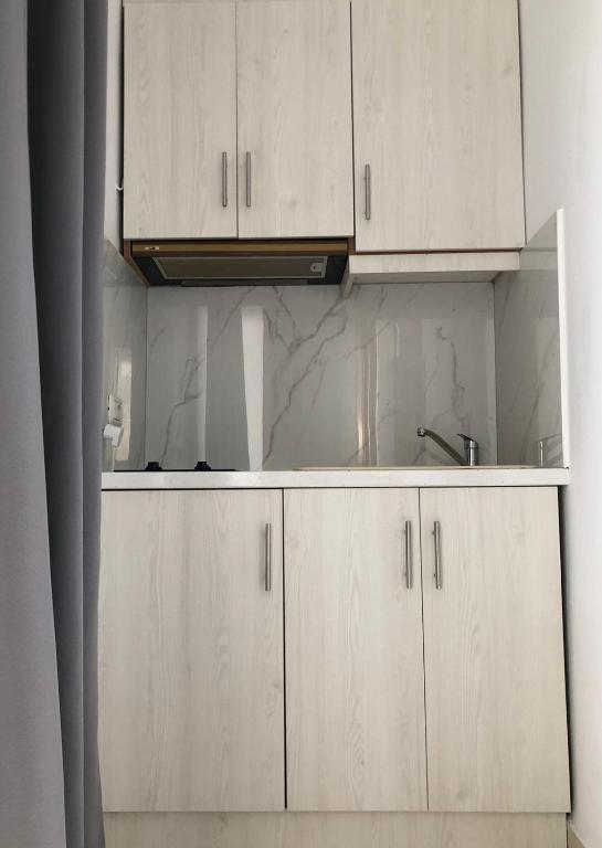 Kuchyňa alebo kuchynka v ubytovaní Joni Apartments