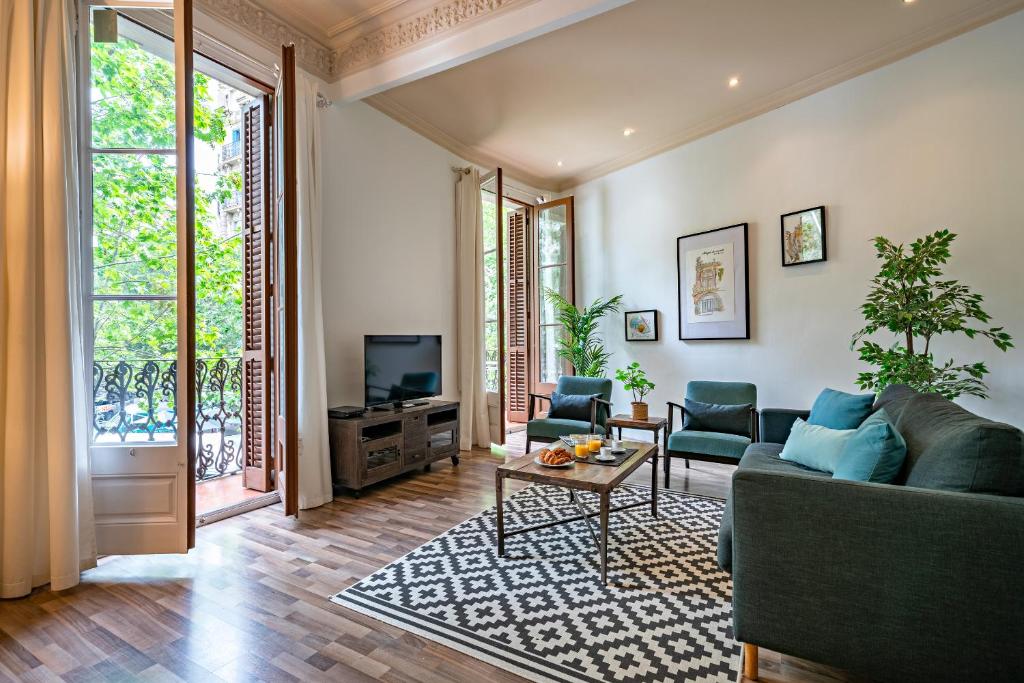 ein Wohnzimmer mit einem Sofa und einem TV in der Unterkunft Habitat Apartments Barcelona Balconies in Barcelona