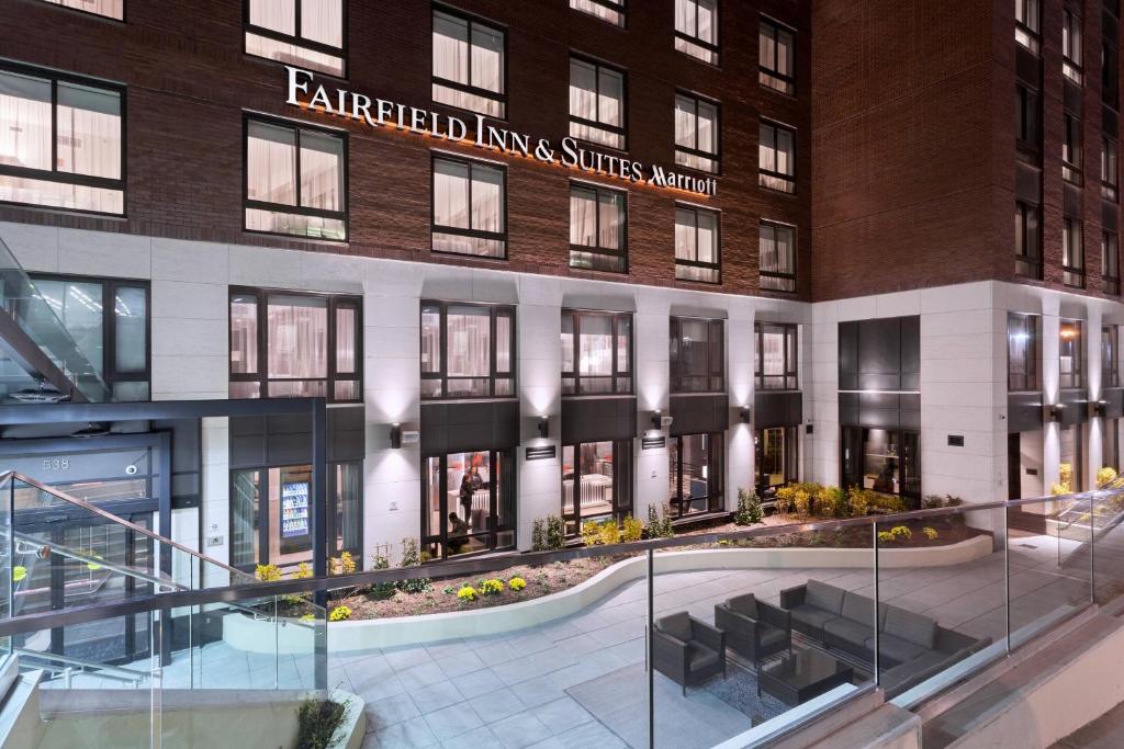 un revestimiento del exterior de un edificio en Fairfield Inn & Suites by Marriott New York Manhattan/Central Park, en Nueva York
