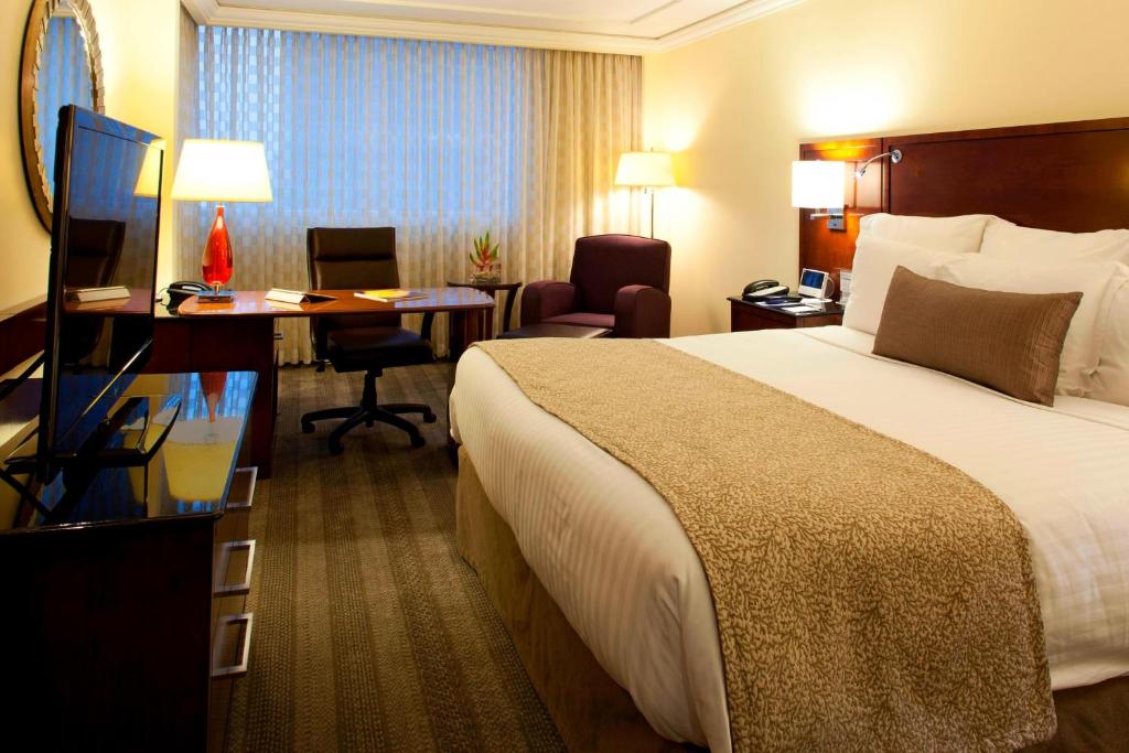 Habitación de hotel con cama y escritorio en Mexico City Marriott Reforma Hotel, en Ciudad de México